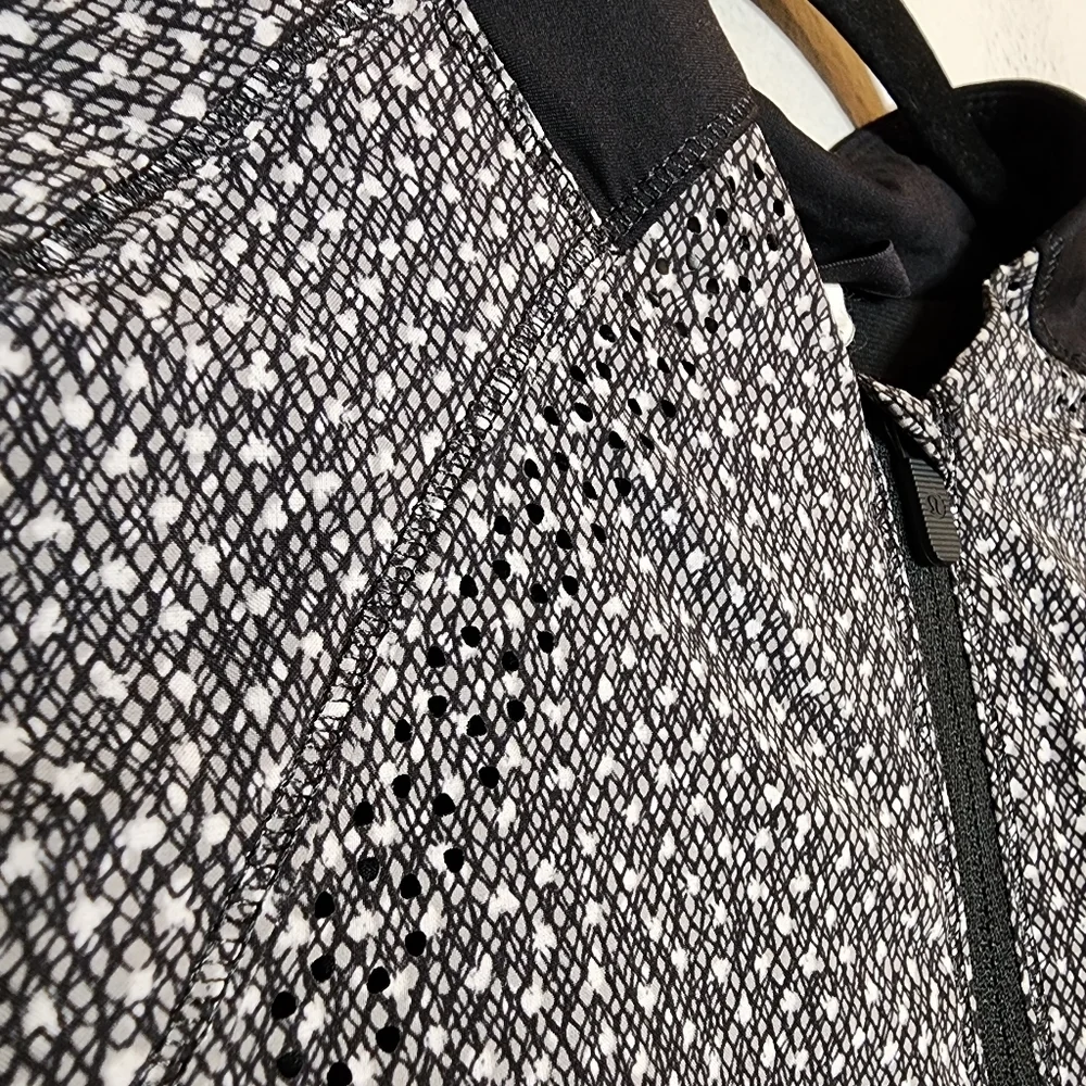 Lululemon Hit It Jacket In Frozen Fizz White Black / Black‎ Size 6 Like New
